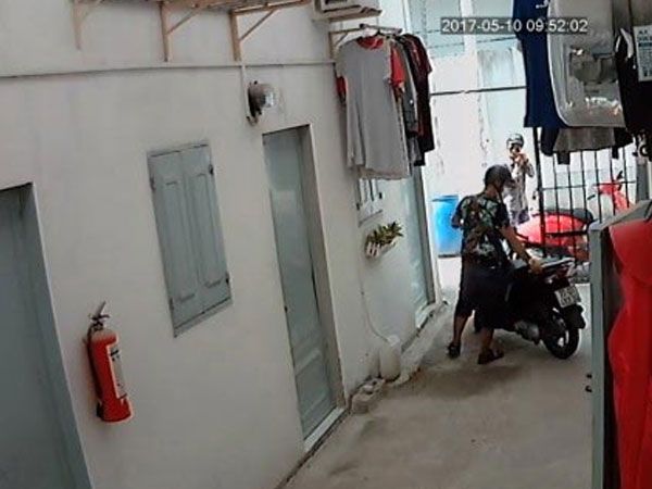 Clip: 2 thanh niên phá khóa, đột nhập khu trọ "nẫng" xe máy