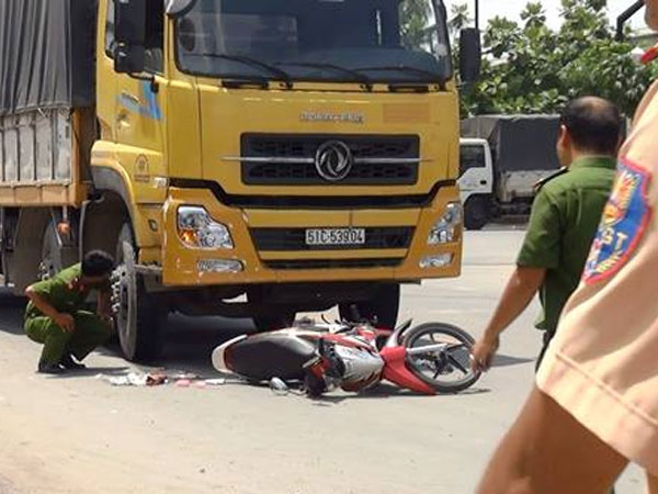 Đôi vợ chồng bị xe tải cuốn vào gầm, kéo lê 20m ở Sài Gòn