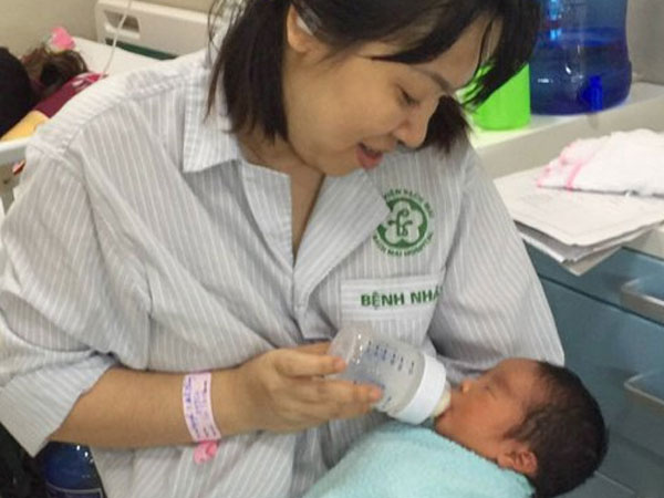 Giây phút làm mẹ sau 11 năm bán nhà, 6 lần thụ tinh nhân tạo