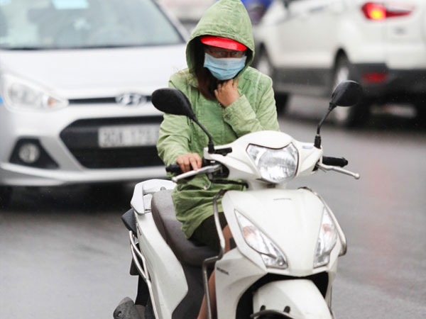 Hà Nội: Người đi đường co ro vì đầu hè bất ngờ trở lạnh như mùa đông