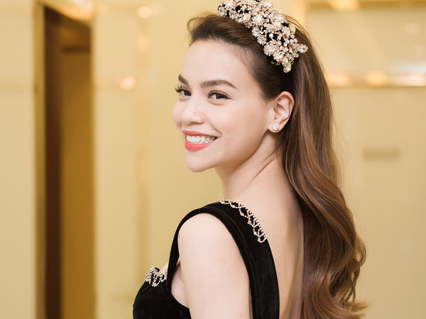 Hồ Ngọc Hà xinh như công chúa khi đội băng đô đá dự sự kiện cùng dàn sao