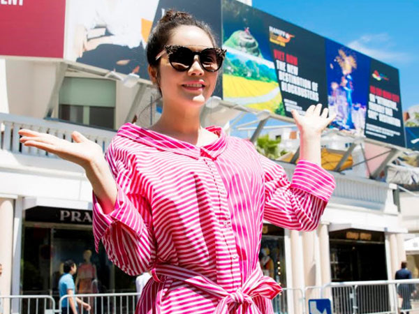 Lý Nhã Kỳ tự in chân dung trên pano quảng bá Việt Nam ở Cannes