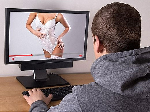 Mối nguy hiểm khi nam giới thường xuyên xem phim khiêu dâm