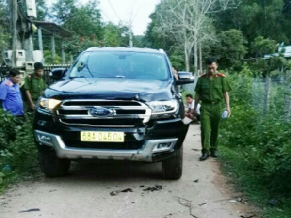 Nam cán bộ đăng ký đất lái ôtô tông chết hàng xóm