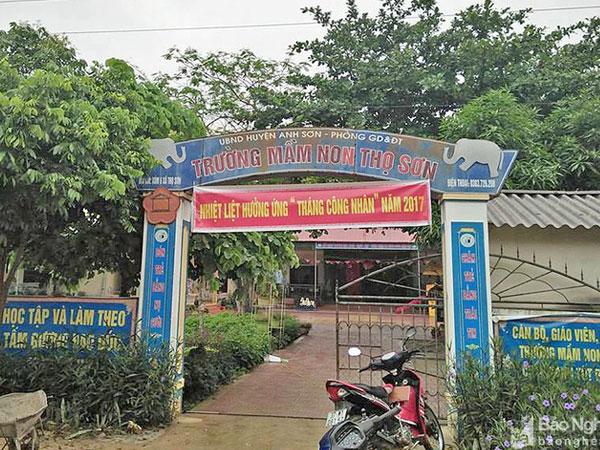 Nghệ An: Buộc thôi việc 2 cô nuôi dưỡng Trường mầm non vì nghi vấn thức ăn "bẩn"