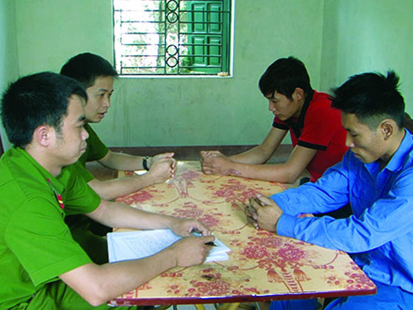 Nghẹt thở giây phút giải cứu 2 cháu nhỏ bị kẻ buôn ma túy bắt làm con tin