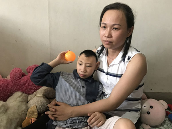 Người cha nuôi 2 con bị bại não xin lỗi các mạnh thường quân