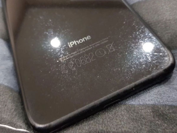 Người dùng tá hỏa vì mặt lưng iPhone 7 Plus đen bóng bị gỉ nặng