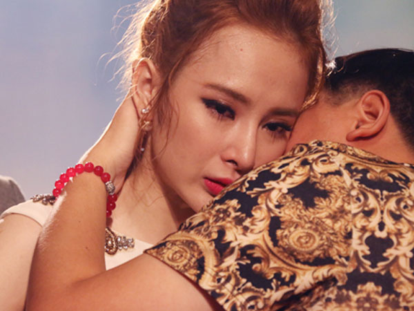Rộ nghi vấn Angela Phương Trinh bị chèn ép, lợi dụng tên tuổi