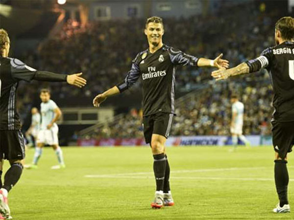 Ronaldo lập cú đúp, Real đẩy Barca xuống vị trí thứ hai