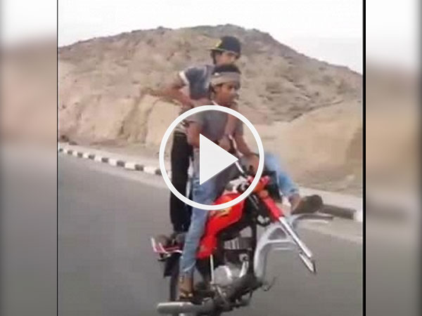 Video: Lái xe tháo bỏ bánh trước: Quái xế đùa với tử thần