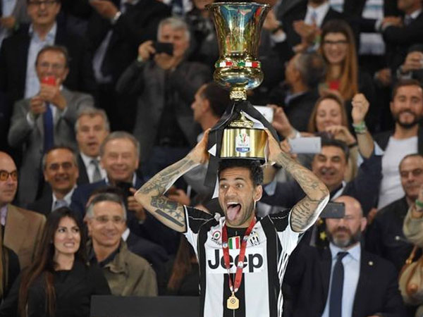 Cả thế giới chỉ còn 2 người nhiều cúp hơn Dani Alves