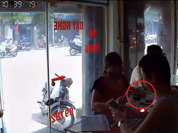 Clip: Chủ cửa hàng bị "nữ quái" qua mặt, trộm iPhone ngay trước mặt