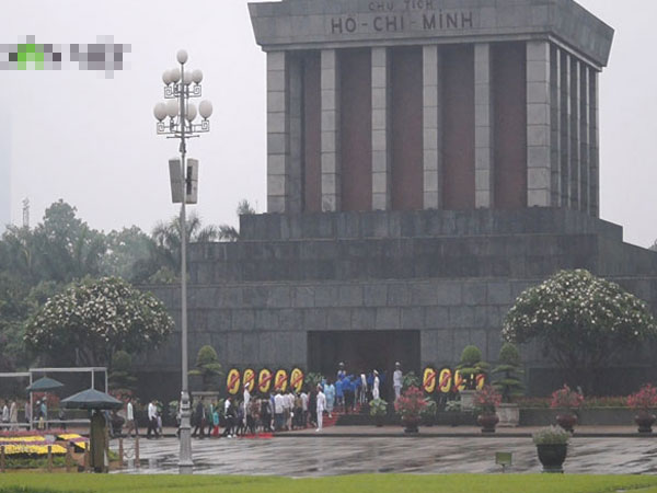 Clip: Xúc động hình ảnh dòng người đội mưa xếp hàng vào Lăng Bác