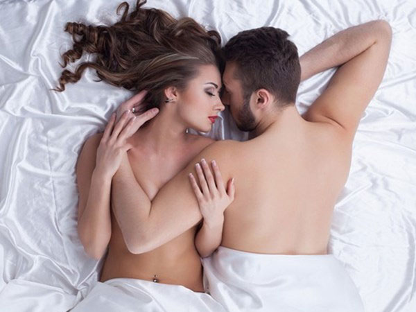 Cương cứng hàng giờ, đau đầu khi đạt cực khoái… và những điều không tưởng về tình dục