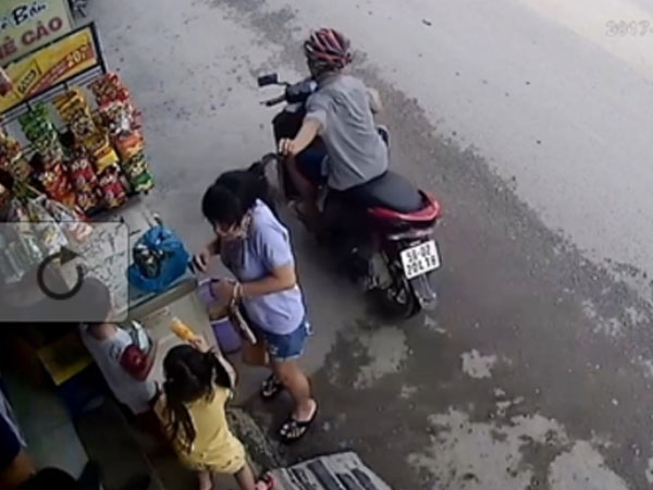 Cướp dây chuyền vàng táo tợn trên phố Sài Gòn