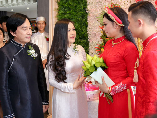 Kim Tử Long và vợ cũ vui vẻ trong lễ cưới con gái đầu lòng