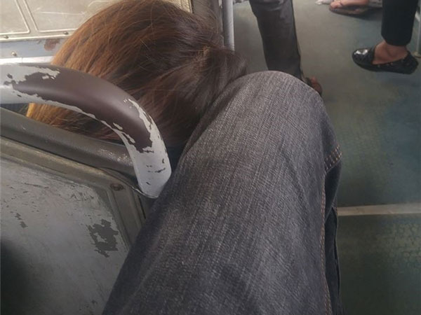 Lộ diện "soái ca" cho cô gái mượn chân làm gối trên xe bus gây sốt mạng xã hội