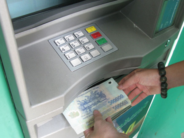 Rình người rút tiền ở ngân hàng để trộm hàng trăm triệu đồng