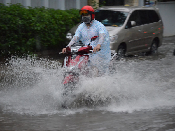 Sài Gòn mưa lớn, nhiều tuyến đường ngập nặng