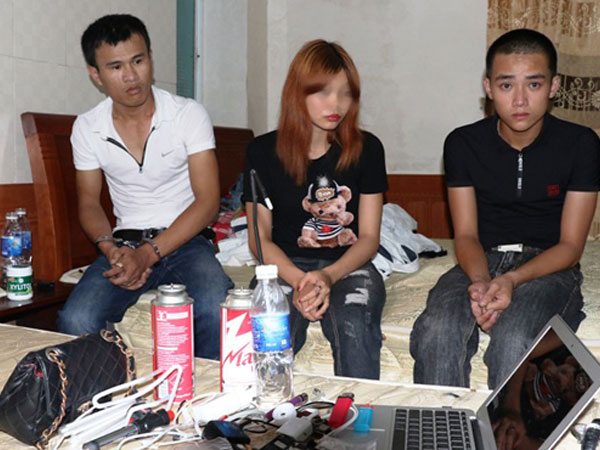 Thiếu nữ cùng 2 thanh niên rủ nhau vào khách sạn "đập đá"