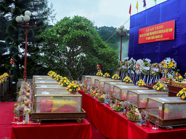 Xúc động tại lễ an táng 12 hài cốt liệt sĩ hy sinh tại Lào về đất mẹ
