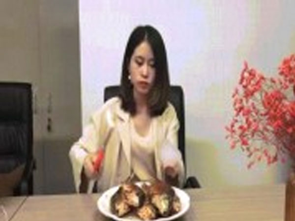 Clip: "Thánh nữ công sở" nướng cá trên tay bốc lửa gây choáng
