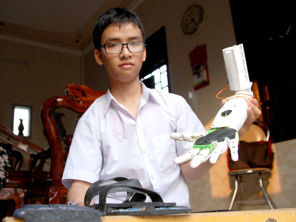 Học trò chế cánh tay robot và con số 3 “định mệnh”