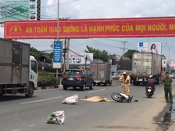 Người đàn ông bị xe container kéo lê 10m, tử vong tại chỗ
