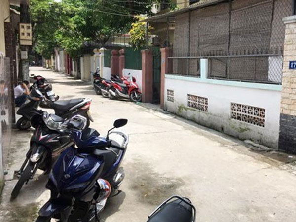 Phát hiện con treo treo cổ tử tự khi đi chợ về