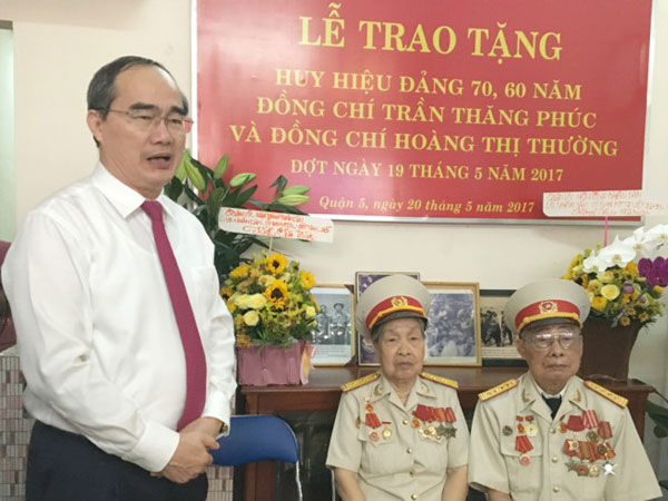 Rơi nước mắt khi được Bí thư Nguyễn Thiện Nhân trao huy hiệu tuổi Đảng