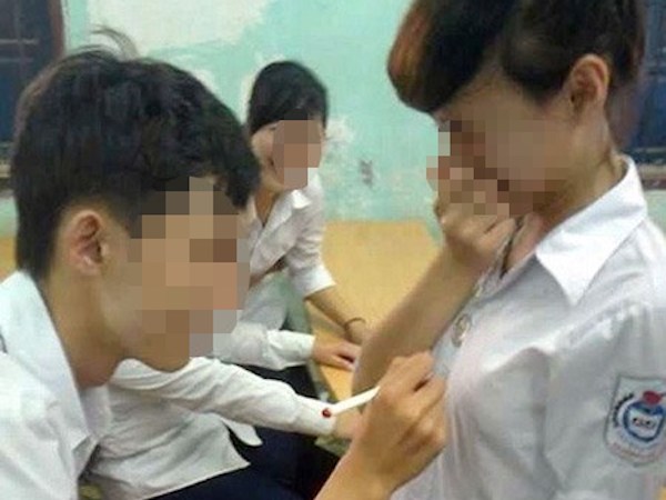 Sốc với màn "sờ ngực" để nhớ nhau trong ngày chia tay của học sinh