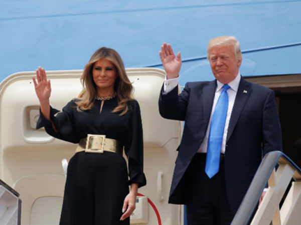 Tổng thống Trump đáp xuống Saudi Arabia sau đêm không ngủ