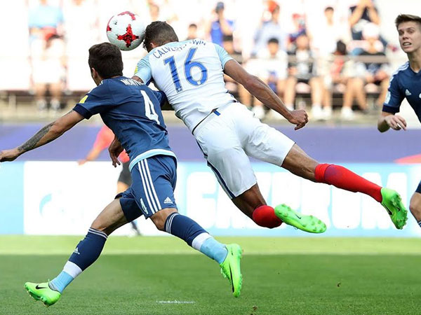U20 Anh bùng nổ, U20 Argentina nổi điên đánh người