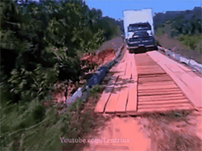 Vượt quá tải trọng 16 tấn, tài xế liều lĩnh chạy qua khiến cầu sập, xe rớt xuống sông