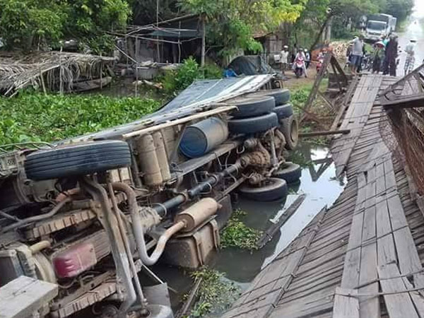 Xe quá tải gây sập cầu ở Long An, ôtô lật xuống sông