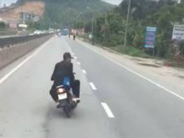 Bức xúc 2 thanh niên đi xe máy đầu trần, đánh võng chèn ép xe khách