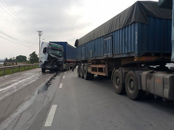 Container không làm chủ tốc độ, tông vào đuôi xe trước, giao thông ùn tắc