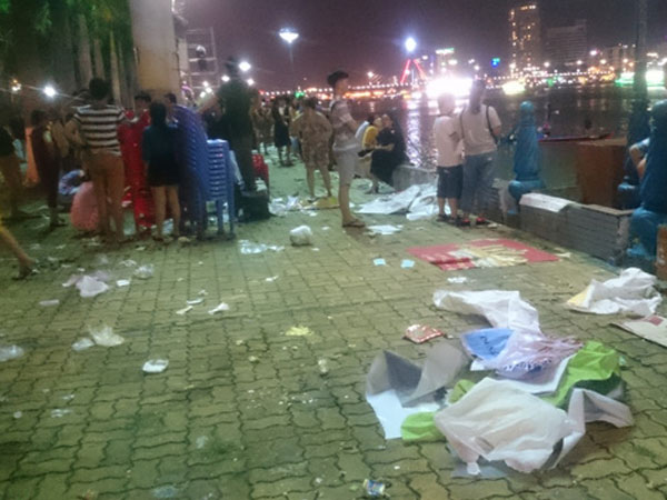 Đường phố tràn ngập rác sau lễ hội pháo hoa