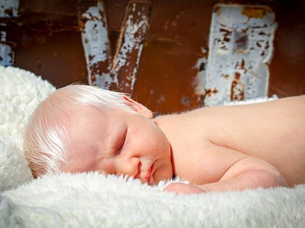 Em bé vừa chào đời đã có mái tóc bạc trắng như tuyết, làm "náo loạn" mạng xã hội