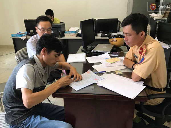 Hà Nội: Phạt 3,2 triệu, tước bằng lái tài xế taxi chạy vào đường ưu tiên