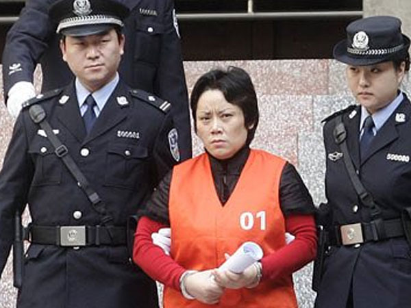 “Mẹ đỡ đầu của mafia” và những bí mật về lối sống bệnh hoạn