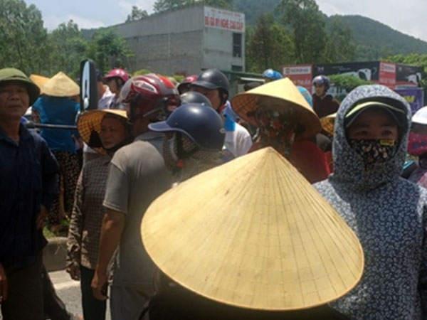 Nhiều người dân phản đối việc làm sai trái của linh mục Nguyễn Đình Thục