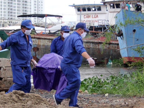 Thi thể đàn ông 50 tuổi nổi cạnh du thuyền trên sông Sài Gòn