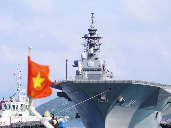 Uy lực tàu sân bay lớn nhất của Nhật đang đậu ở Cam Ranh