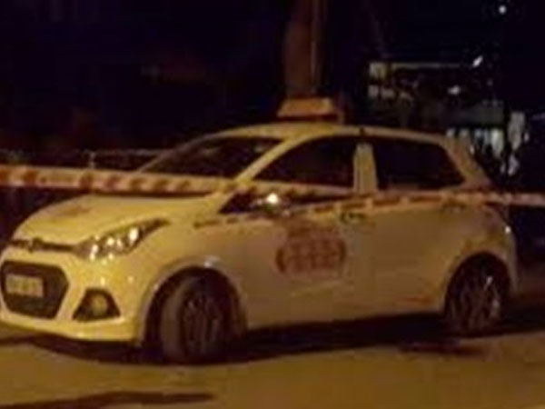 Chiếc taxi khả nghi không kịp nổ máy bỏ trốn trước lực lượng 141