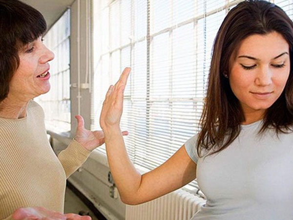 Mẹ chồng bao che cho chồng tôi ngoại tình và có con riêng
