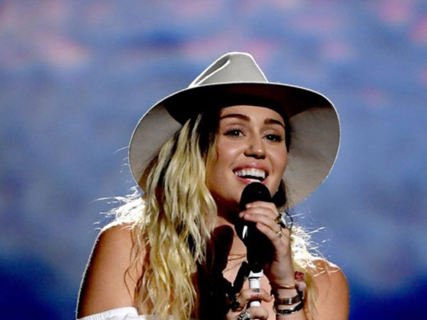 Miley Cyrus bật khóc khi biểu diễn tại lễ trao giải Billboard 2017
