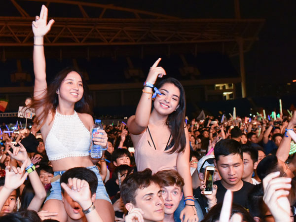 Những cô gái xinh đẹp, nóng bỏng trong đêm nhạc Hardwell