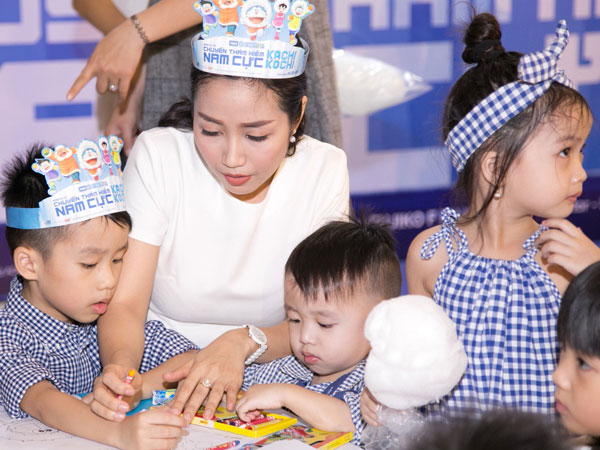 Ốc Thanh Vân xoay như chong chóng khi đưa cả 3 con đi xem phim